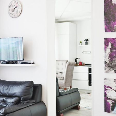 Cozy Apartment In Prishtine Bagian luar foto